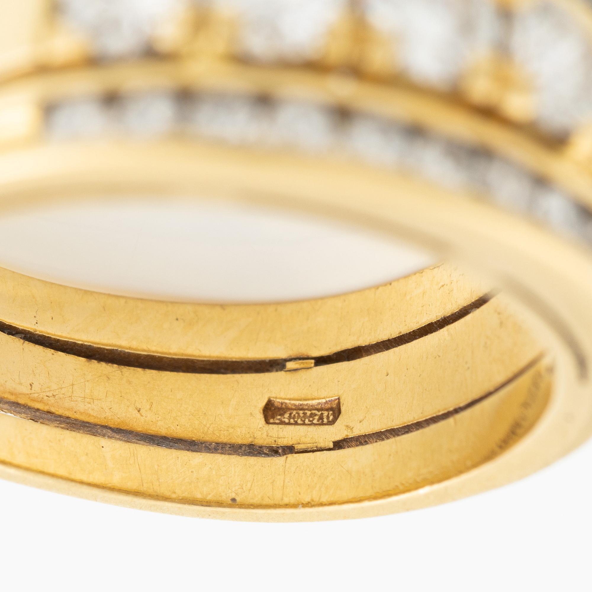 Ring 18K guld med runda briljantslipade diamanter.