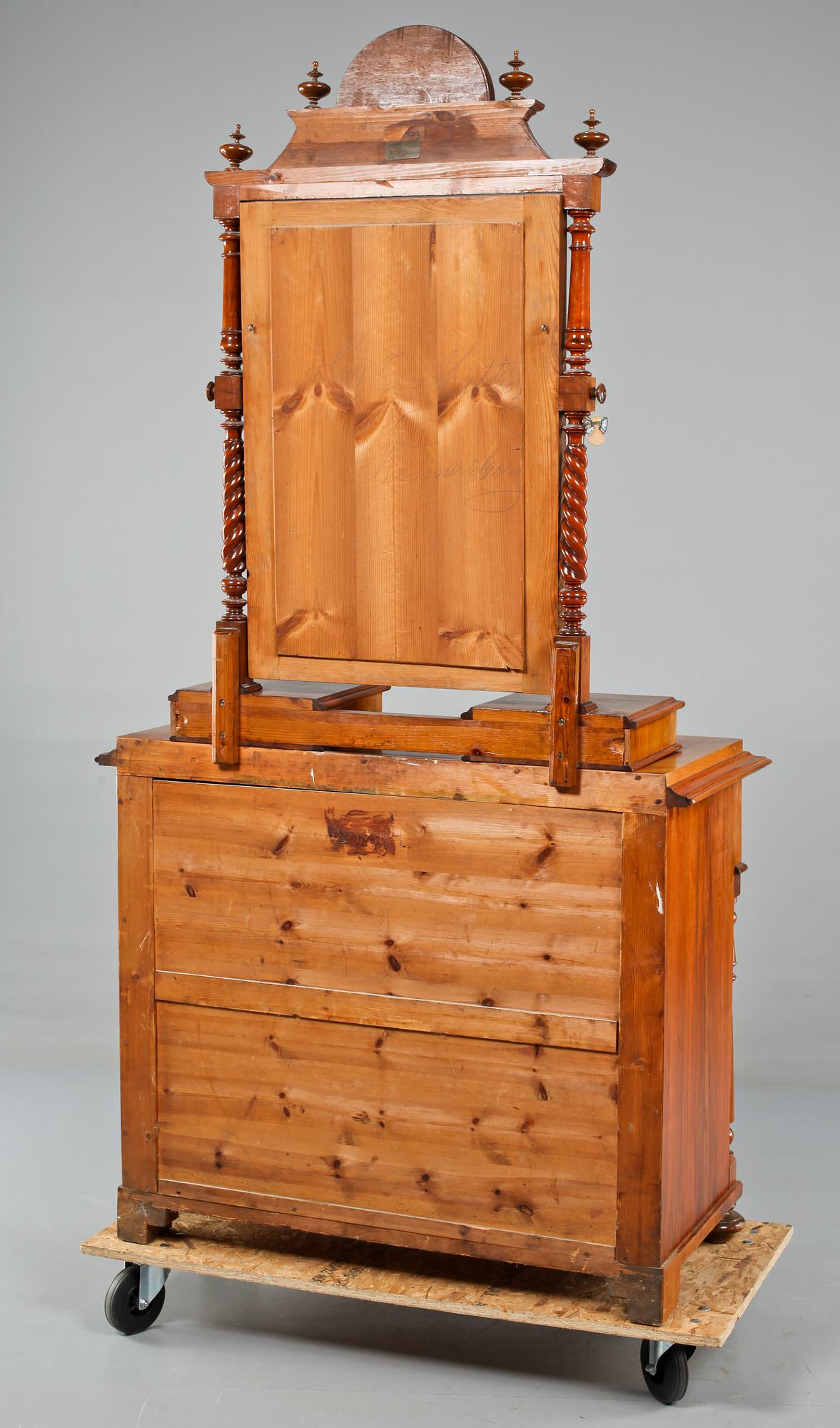 SPEGELBYRÅ, nyrenässans, 1800-talets andra hälft.