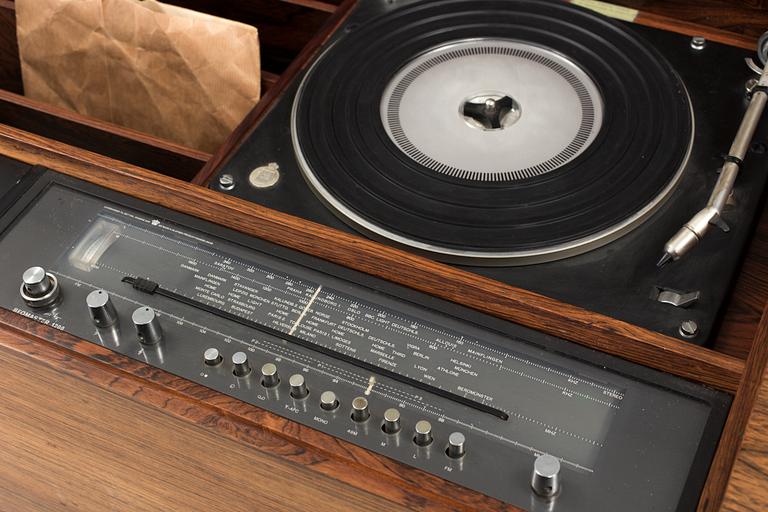 MUSIKMÖBEL, Beomaster 1200 RG Type 2226, Bang & Olufsen. 1965.