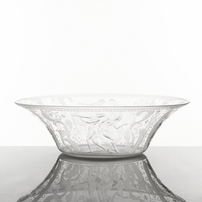 Simon Gate, an engraved Swedish Grace glass bowl on a plate, Orrefors, Sweden 1925, model 147.