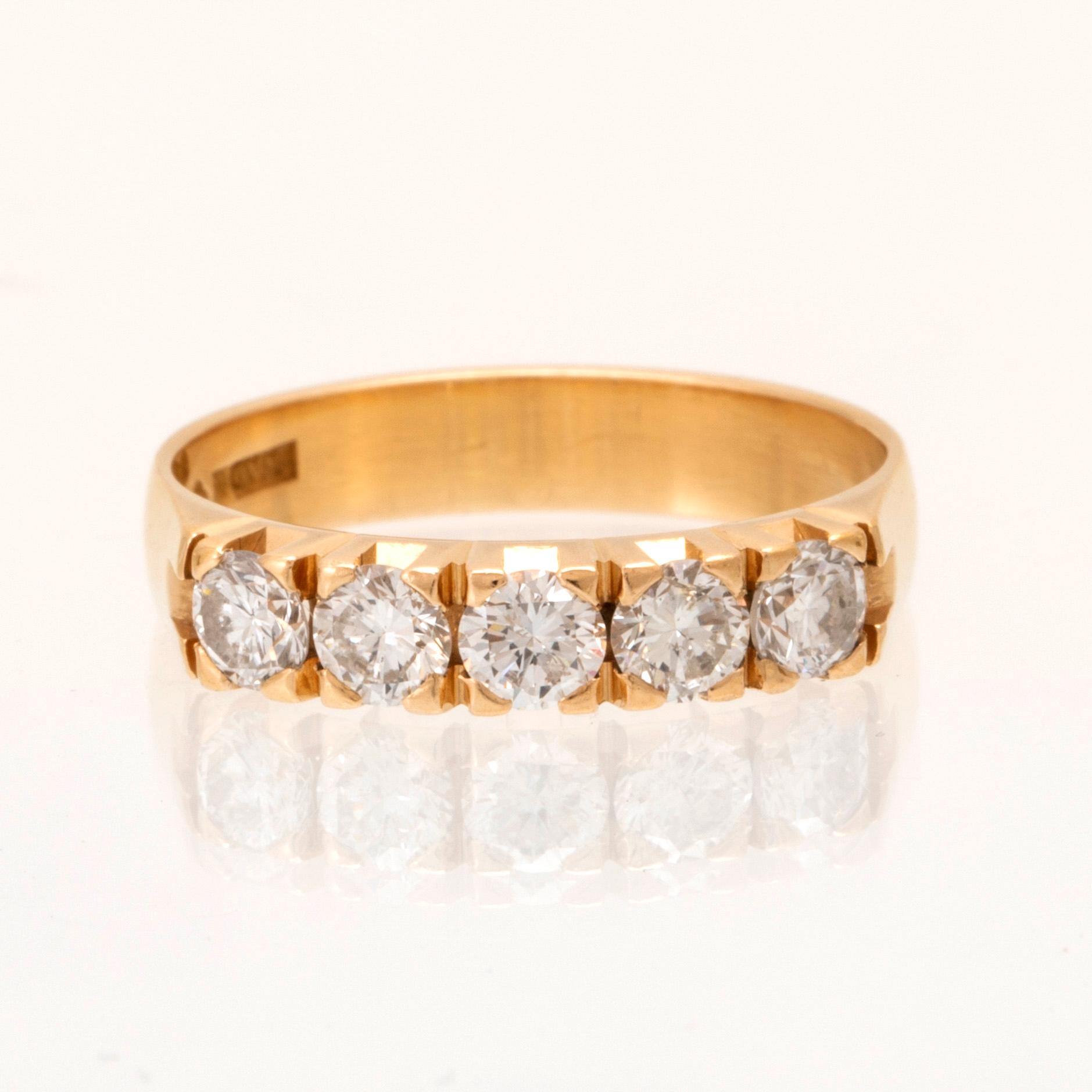 Ring halvallians 18K guld med runda briljantslipade diamanter, Wadring-Juvel Karlskrona 1986.