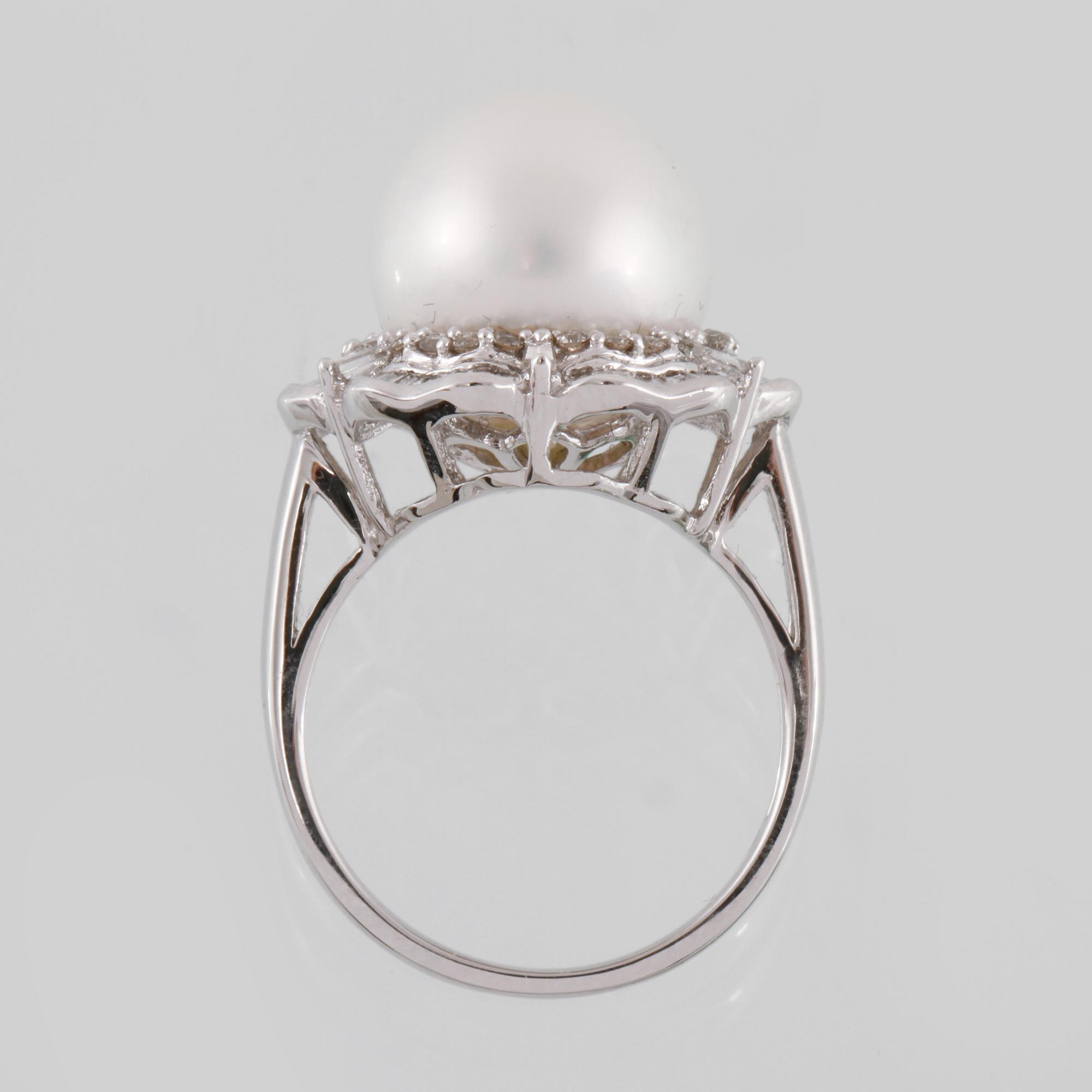 RING, 18K vitguld med briljant och baguettslipade diamanter samt odlad South Sea pärla. Vikt 8,2 gram.