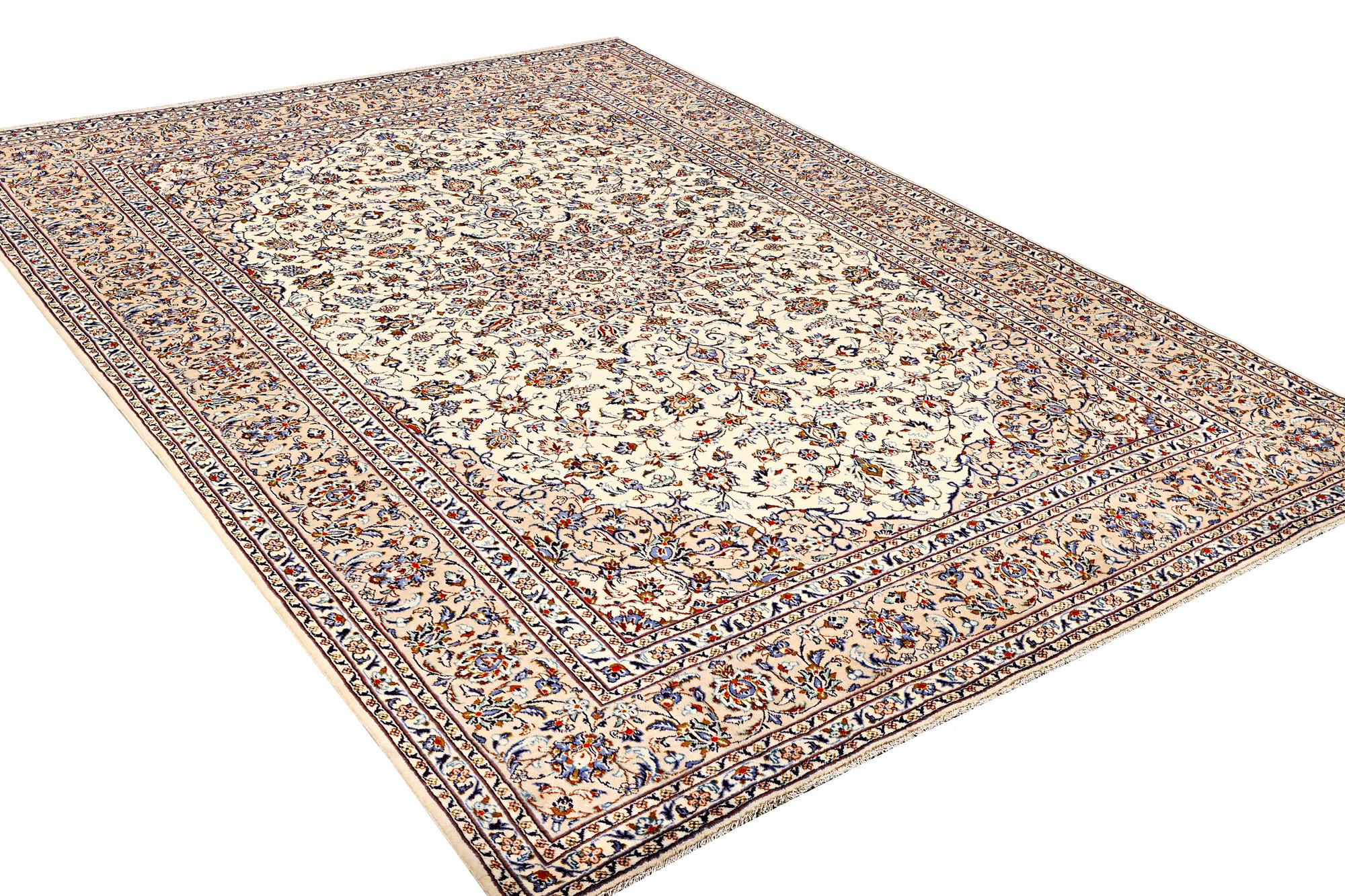A Kashan carpet, a. 405 x 295 cm.
