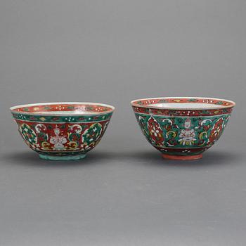 SKÅLAR, två st snarlika, Bencharongporslin, troligen Kina, 1800-tal.