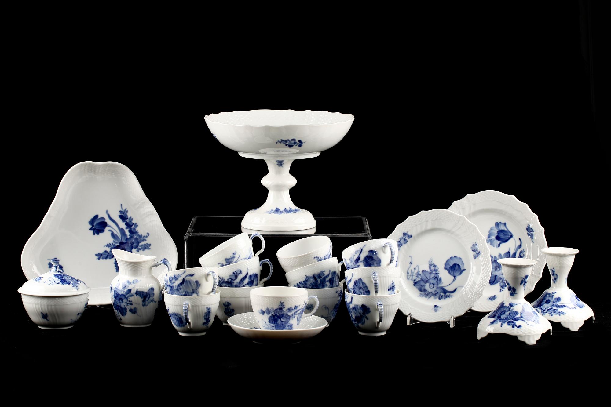 KAFFESERVIS, 39 delar, porslin, "Blå blomst", Royal Copenhagen.
