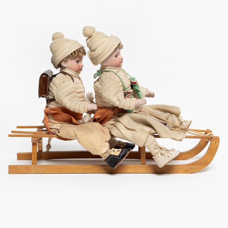 Sleigh with children, possibly by the manufacturer Heubach, Germany around the year 1900.