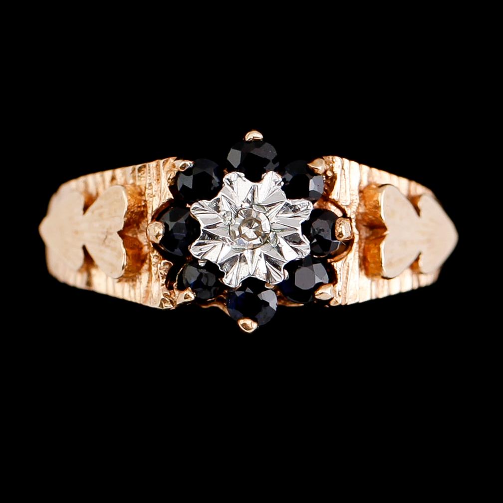 RING, 9 k guld med blå safirer och mindre diamant. Total vikt ca 3 gram.