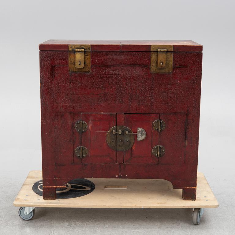 A dresser/cabinet, China, 20th century.
