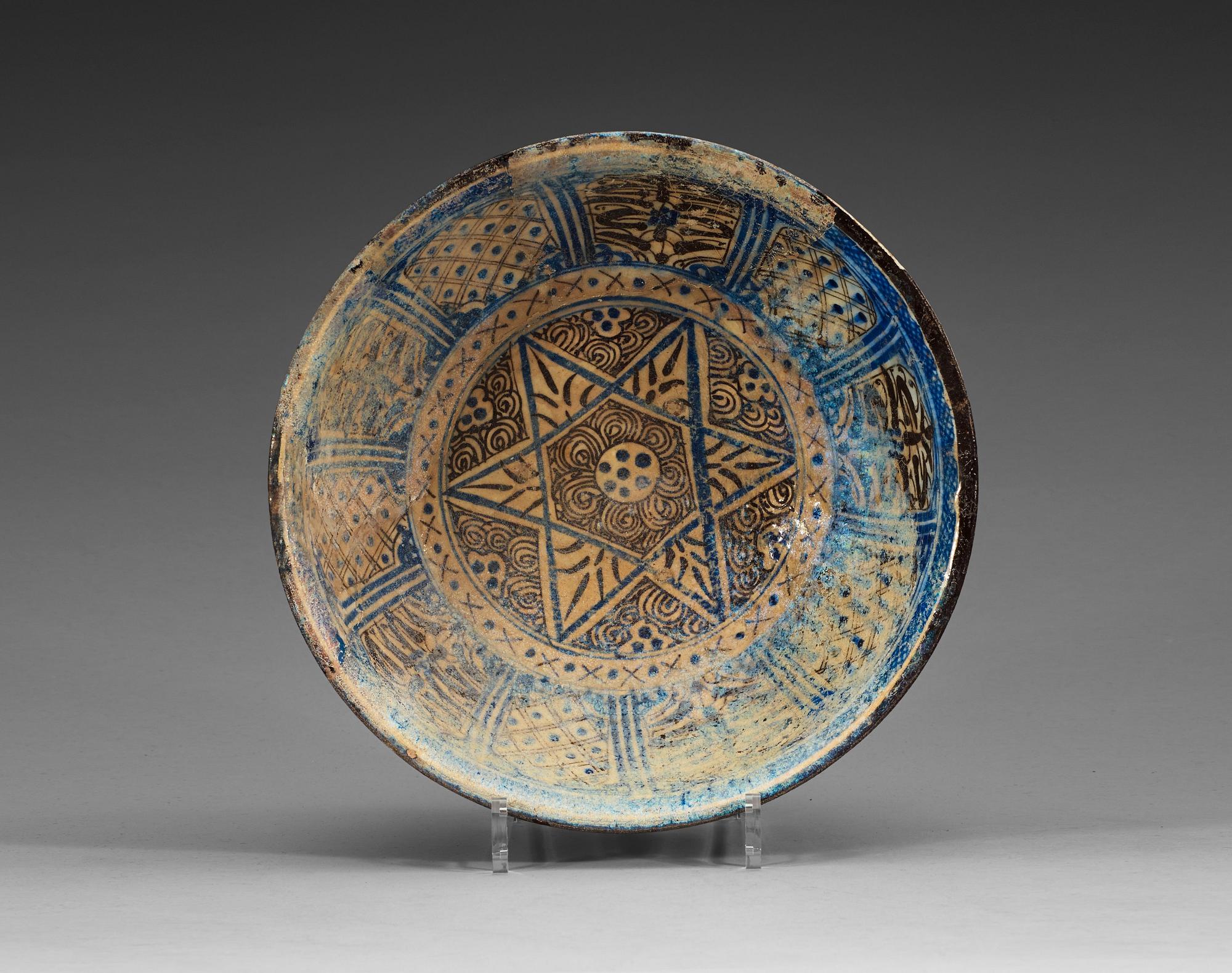 A MAMLUK BOWL, underglaze painted pottery. Diameter 28 cm, height 12,5 cm. Syria 14th century.