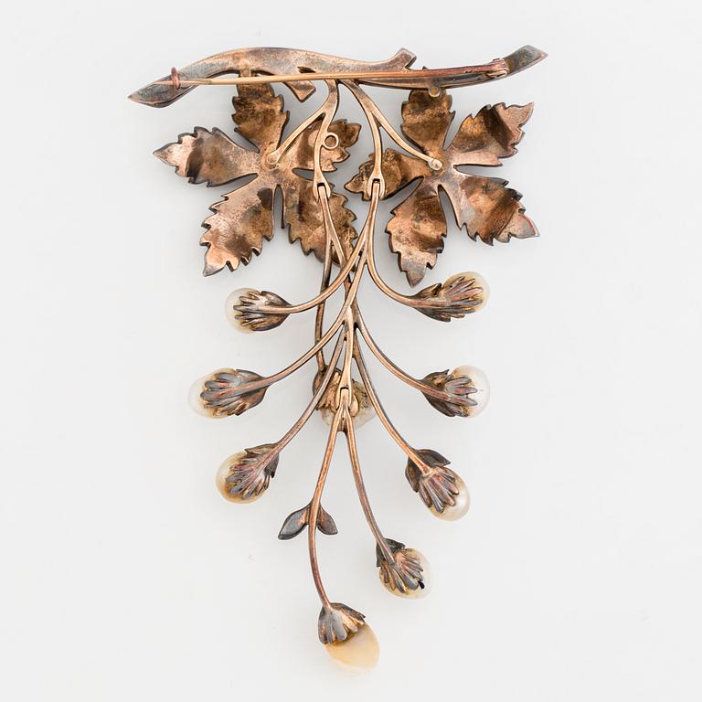 Brosch blomma med rosenslipade diamanter och pärlor.