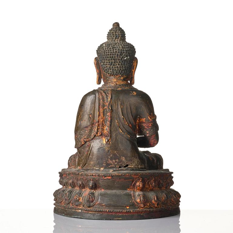A large gilt lacquered figure of Buddha, Ming dynasty (1368-1644).