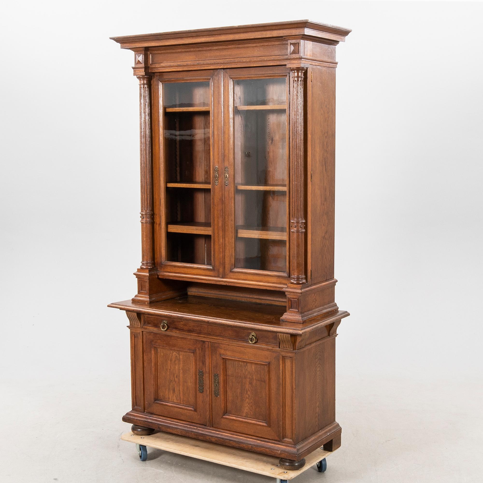 An oak bookcase around 1900.