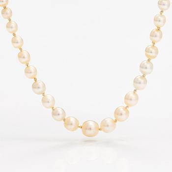 Helminauha, luonnon suolavedenhelmiä, 18K kultaa ja vanhahiottu timantti n. 0.08 ct ja ruusuhiottuja timantteja.