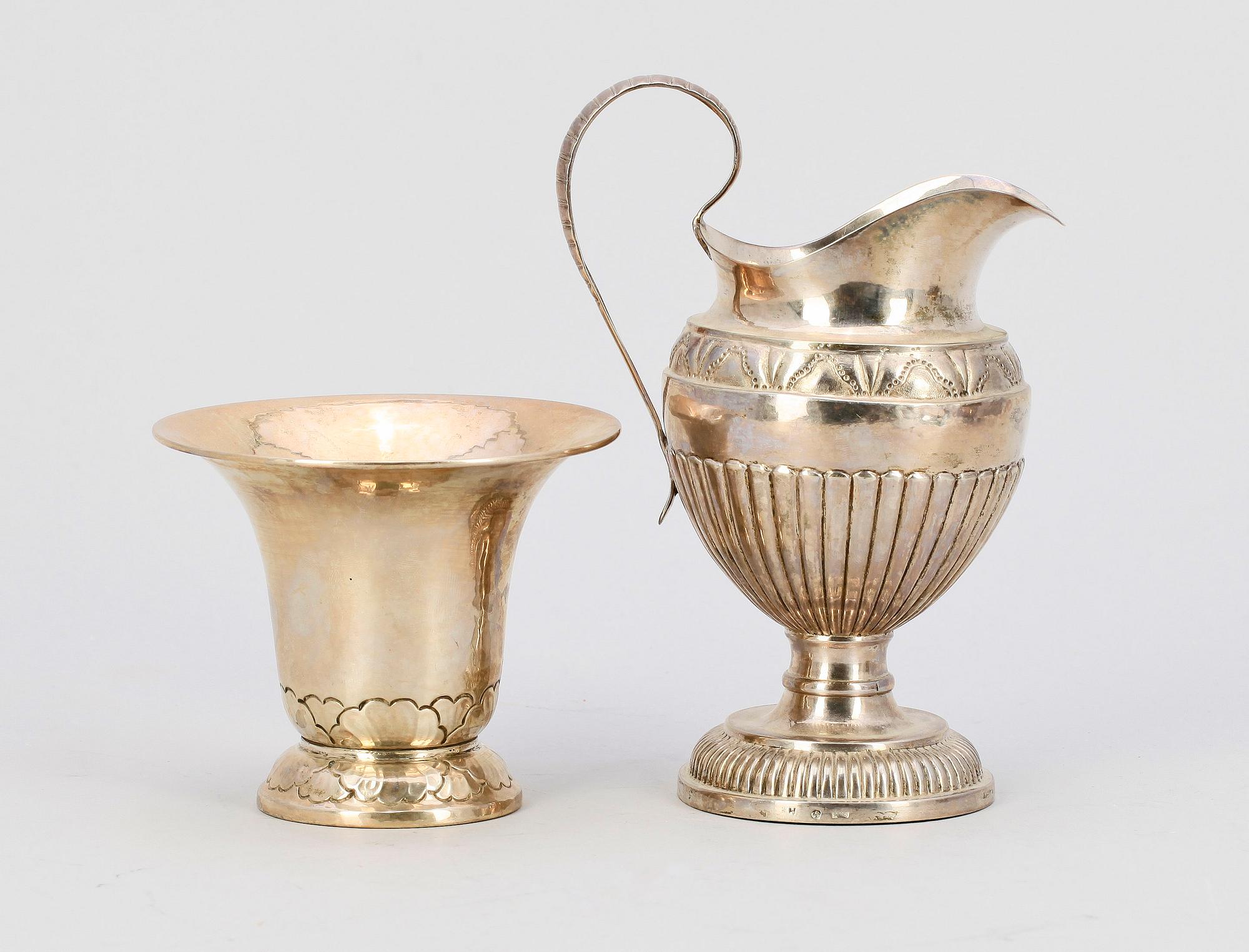 GRÄDDKANNA SAMT VAS, silver, bla C G Hallberg, 1920. Vikt ca 209 g.