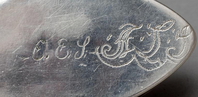 DOSA samt BORDSKLOCKA, silver, däribland Olof Peter Almén, Hedemora, 1808 (verksam 1787-1806),