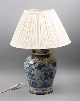 BORDSLAMPA, porslin, 1900-tal.