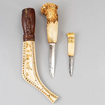 A double Sami reindeer horn knife, dated 1923.