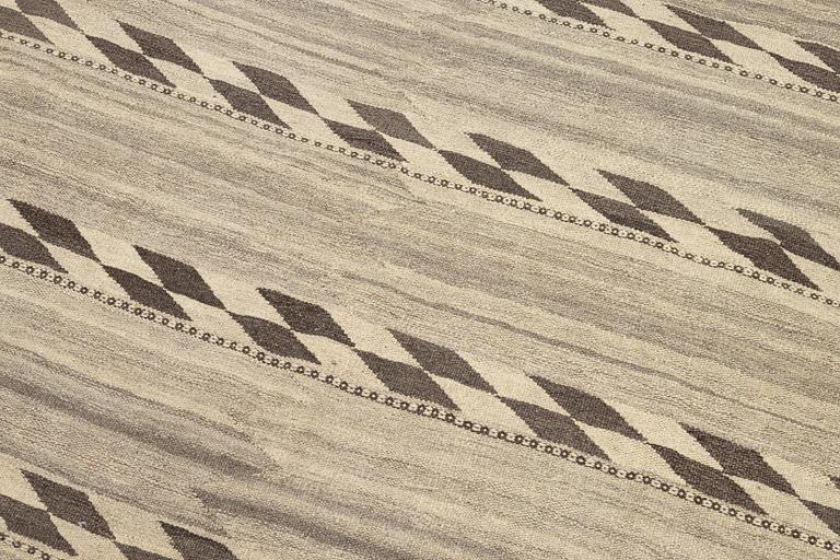 A persian kilim rug, c. 202 x 154 cm.