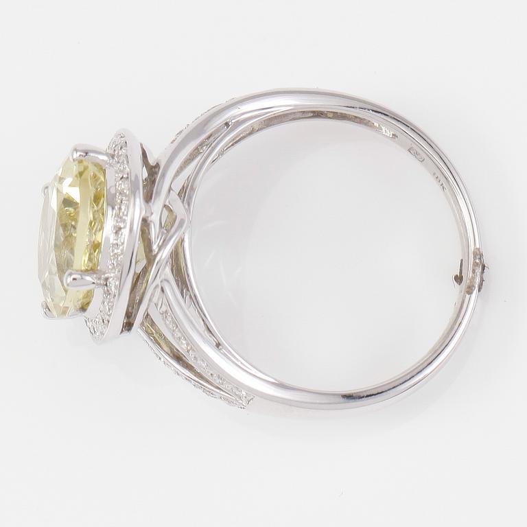 RING, 18K vitguld, diamanter tot ca 0.20 ct. och gul kvarts.