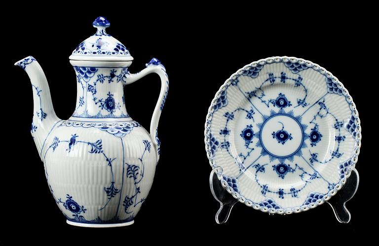 SERVISDELAR, 29 st, porslin, mestadels helblond, "Musselmalet", Kongl Dansk.