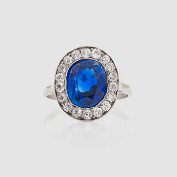 1252. RING med obehandlad safir 4.48 ct samt briljantslipade diamanter totalt ca 0.75 ct.