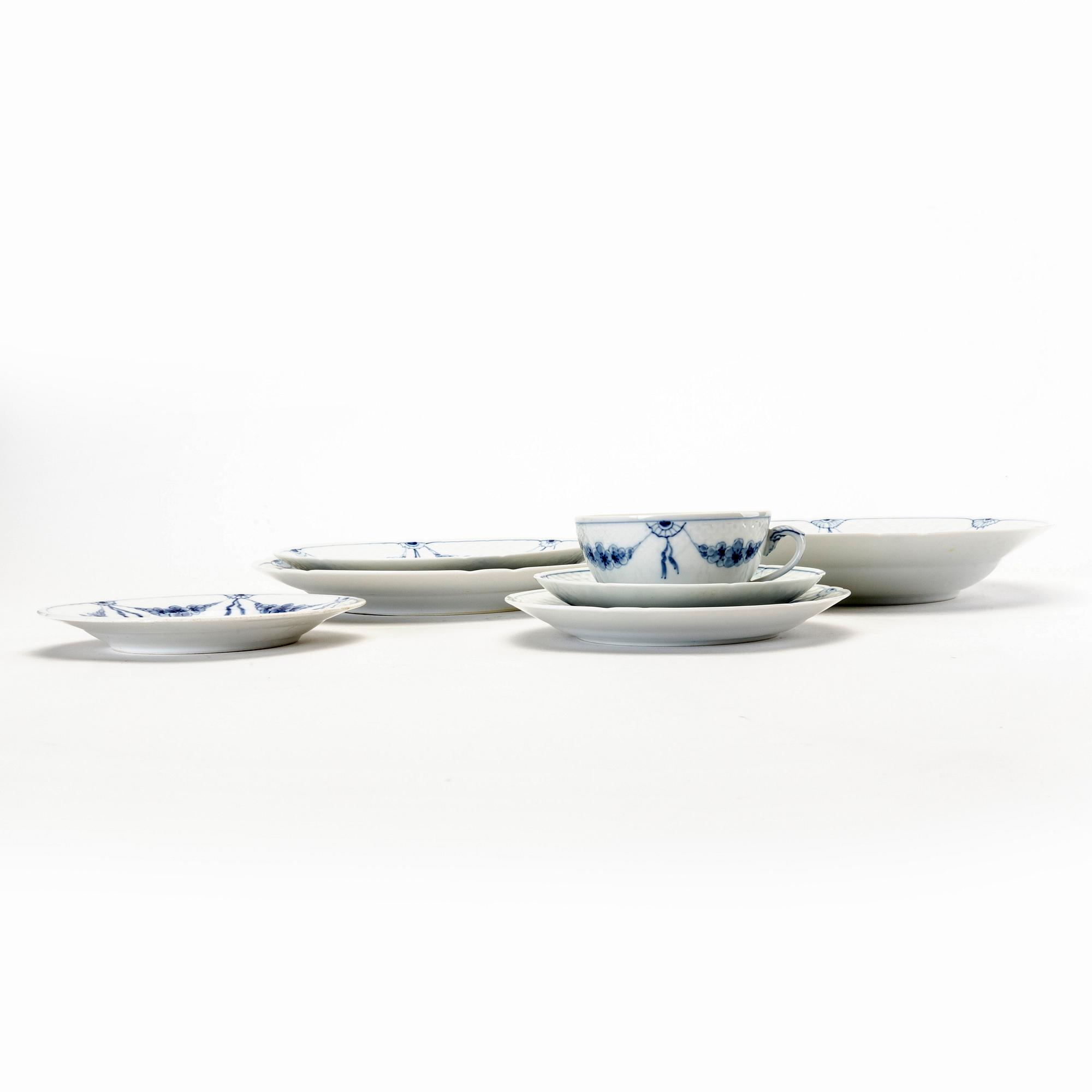 A Danish 98 pcs Bing & Gröndahl porcelain service from the latter part of the 20th century.