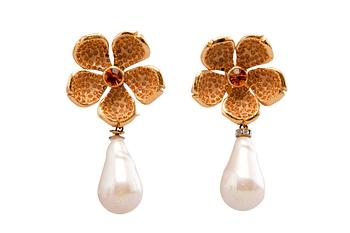 ÖRHÄNGEN, Yves Saint Laurent.