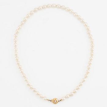 Pearl necklace, with cultured pearls, 18K gold clasp.