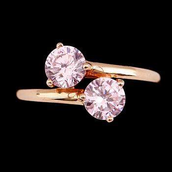 RING, 14 k guld med två rosa fasettslipade stenar. Total vikt ca 2 gram.
