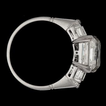 RING, smaragdslipad diamant, 6.38 ct, samt mindre baguette- och briljantslipade diamanter.