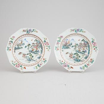 A pair of Chinese porcelain famille rose plates, Qing dynasty, Qianlong (1736-1795).