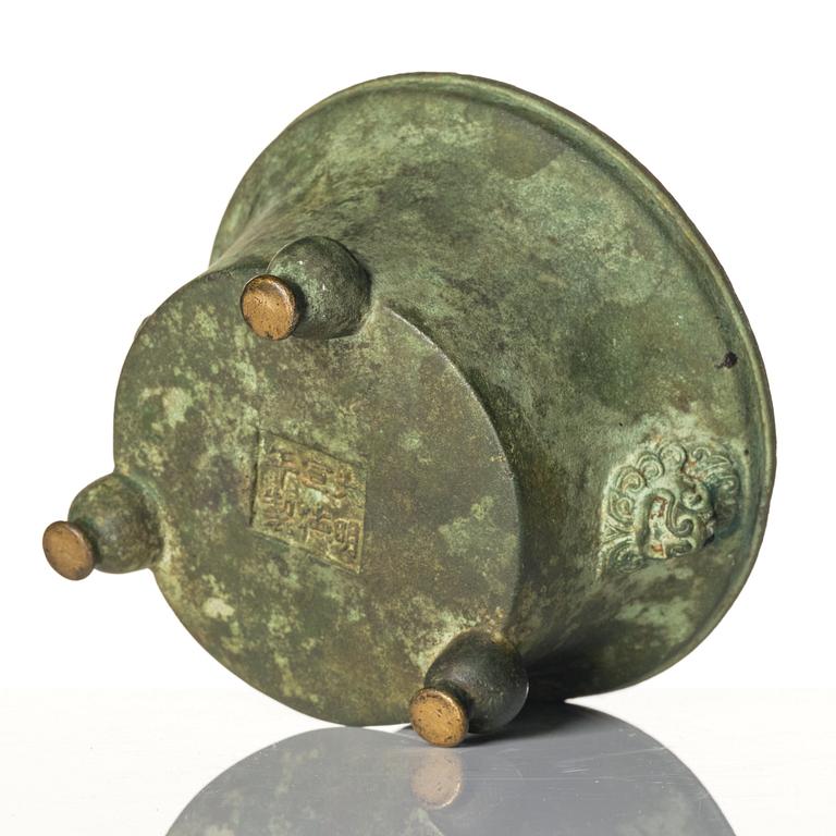 A bronze tripod censer, 17th/18th century.