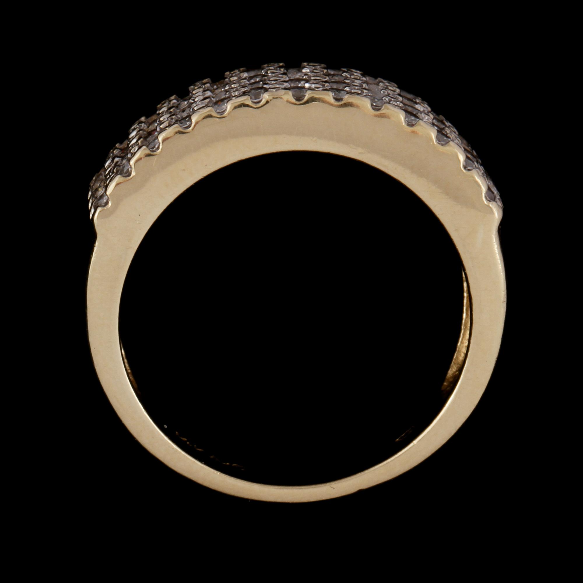 RING, 14K guld med 52 briljantslipade diamanter, ca 1.00 ct, utländska stämplar. Vikt 6,3 g.