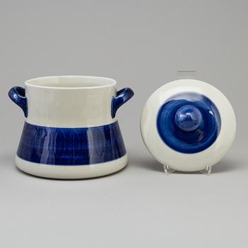 HERTHA BENGTSSON, servisdelar, 24 delar porslin, "Koka blå", Rörstrand, i produktion 1956-1988.