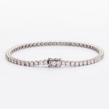 Tennisarmband, 18K vitguld, med briljantslipade diamanter.