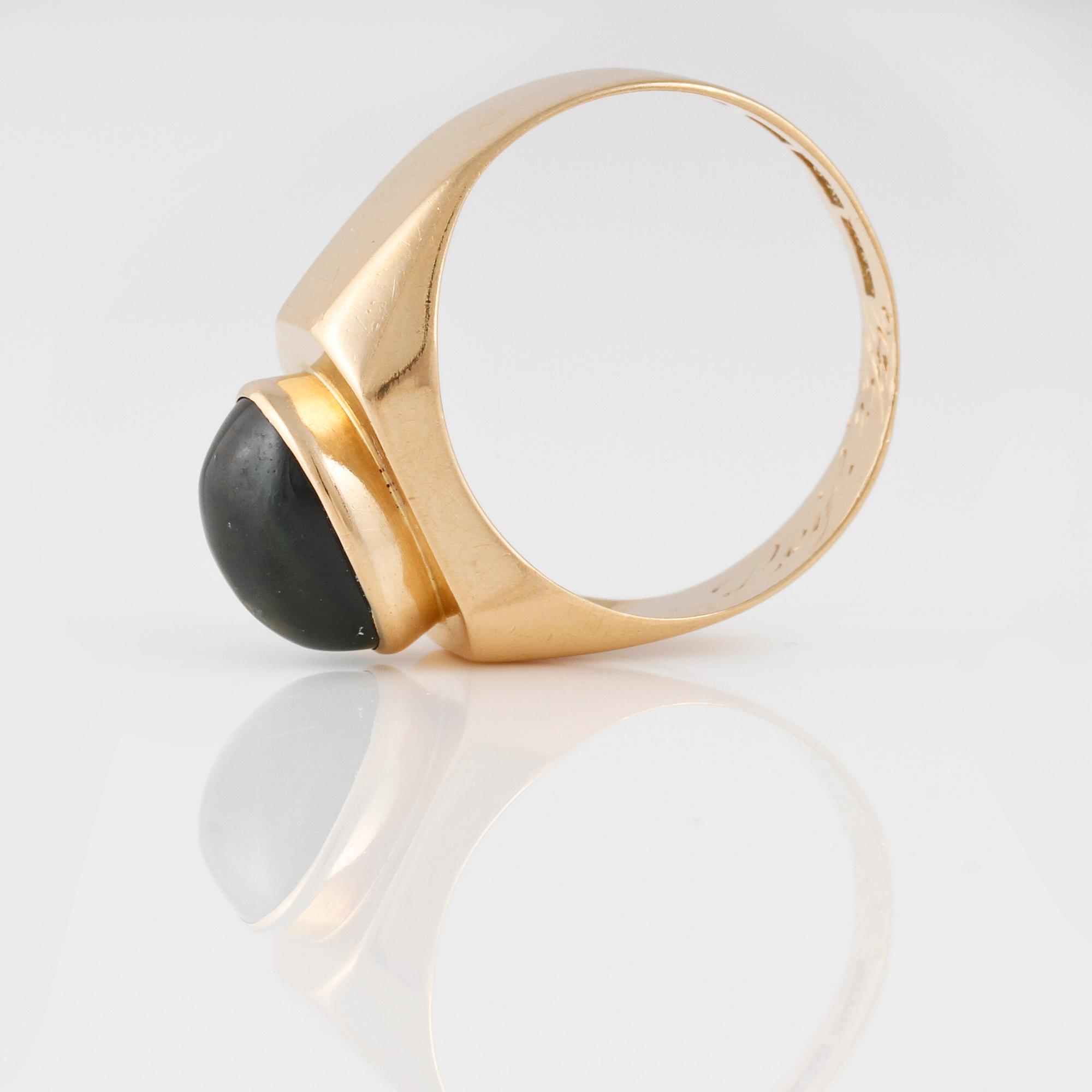 RING, 18K guld samt grön paste, Gustav Dahlgren & Co, Malmö, 1956. Vikt 2,8 gram.