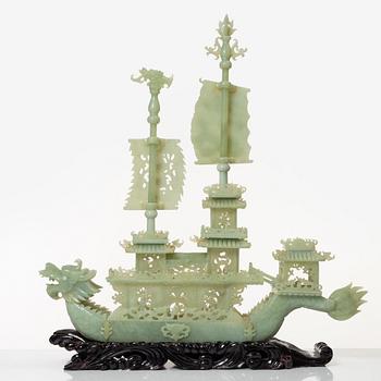 Skulptur, i form av fartyg, grön sten troligen bowenit, Kina, 1900-tal.