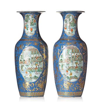 1101. A pair of gilded famille verte vases, late Qing dynasty, 19th Century.