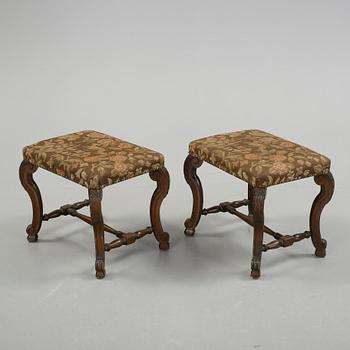 TABURETTER, ett par, barockstil, omkring år 1900.