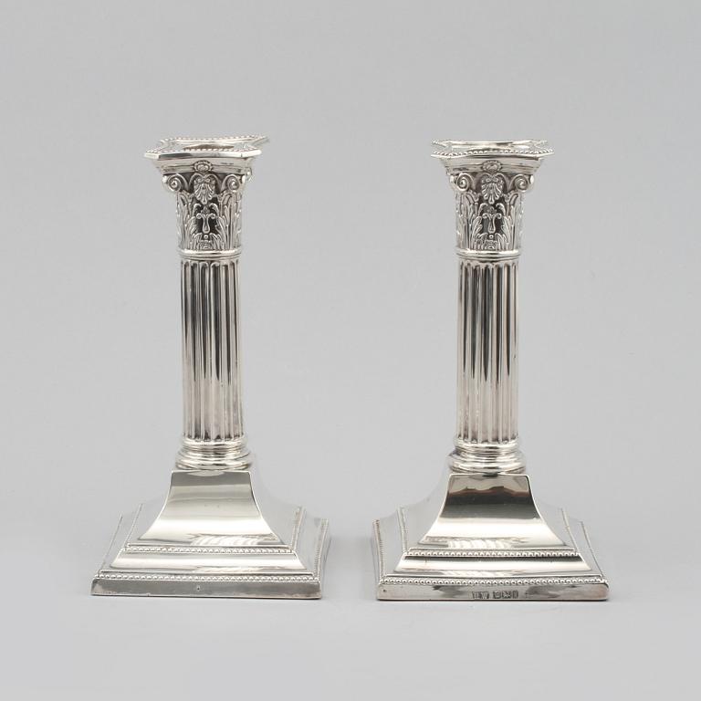 LJUSSTAKAR, ett par, silver, Henry Wigfull, Sheffield, England, 1902.