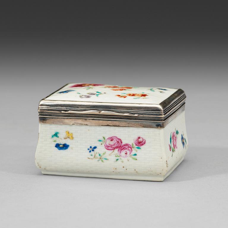 A silver mounted export porcelain famille rose snuff box, Qing dynasty, Qianlong (1736-1795).
