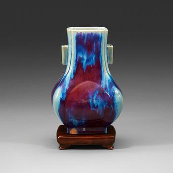 292A. A flambe glazed vase, Qing dynasty, 19th Century with a sealmark.