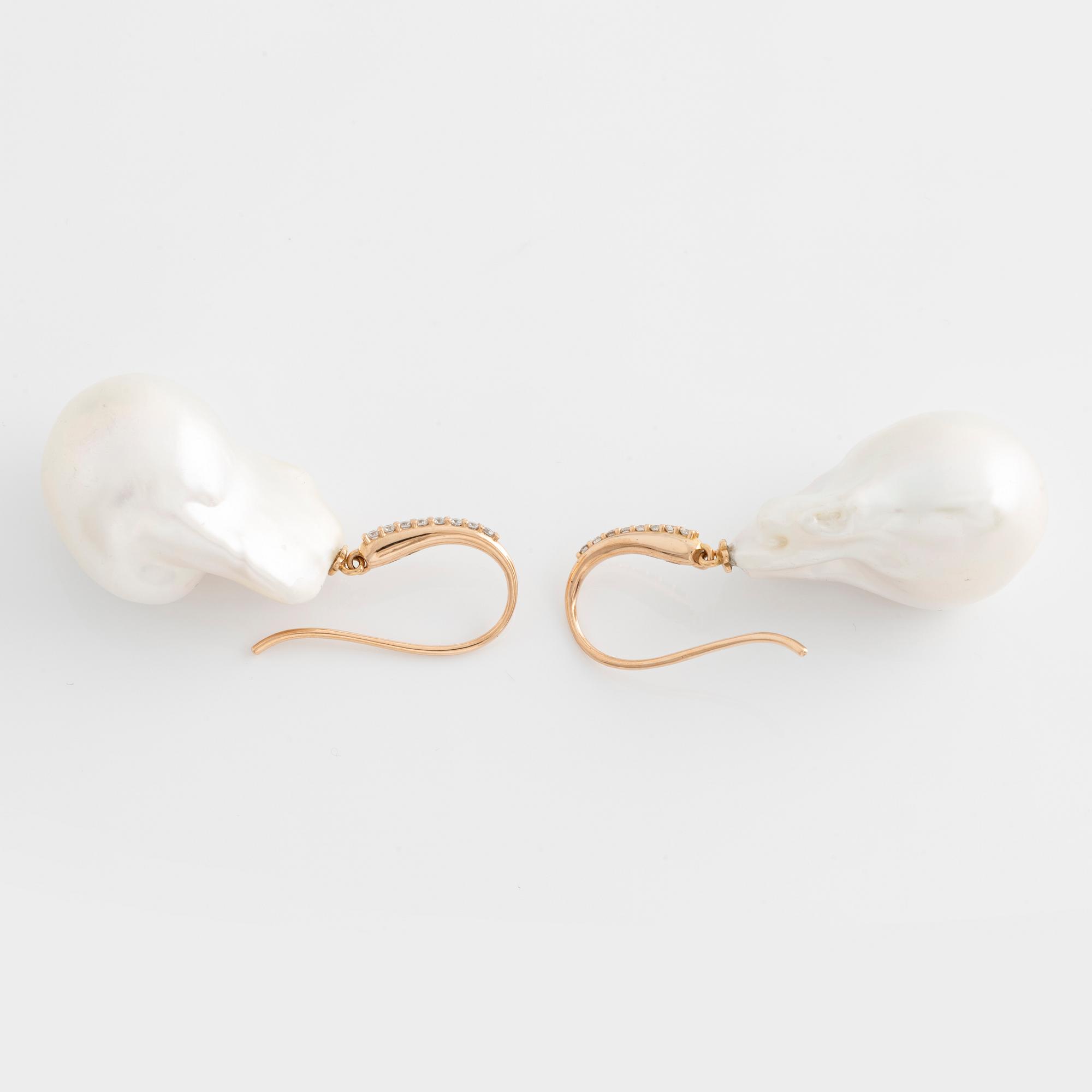 Earrings with cultured baroque freshwater pearls and brilliant-cut diamonds.