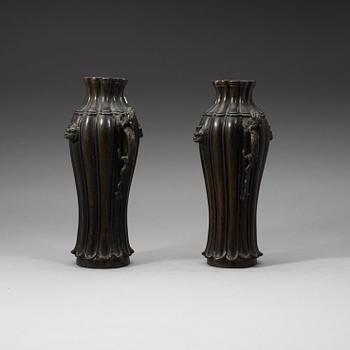 A pair of bronze vases, Qing dynasty, 19th Century.