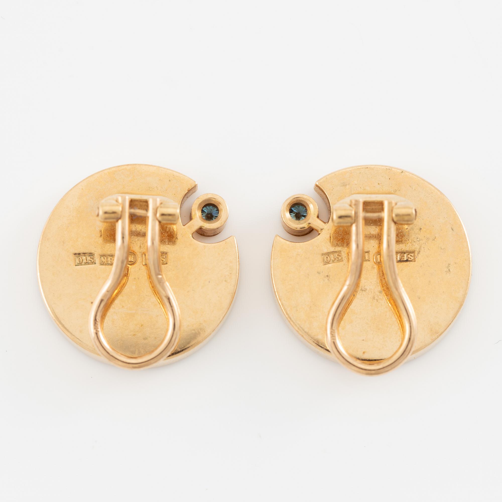 Sebastian Schildt, earrings, a pair, 18K gold with chrysoprase and colour-treated blue brilliant-cut diamonds.