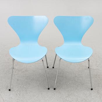 Arne Jacobsen, a pair of 'Seven' chairs, Fritz Hansen, Denmark, 1993.