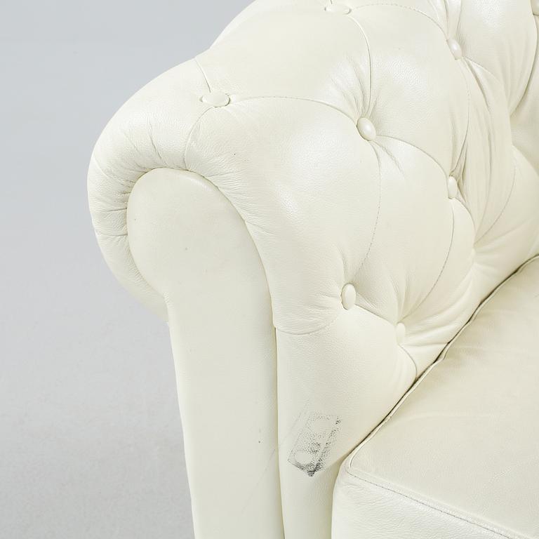 SOFFA, Chesterfield, vitt skinn, 2000-tal.