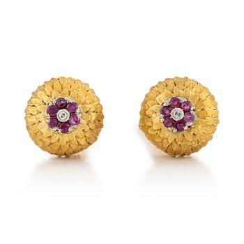 534. A pair of cufflinks in 18K gold with eight-cut diamonds and rubies.