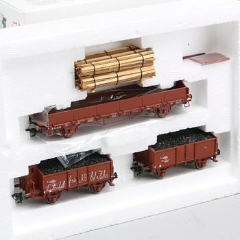 LOK 1 st, VAGNAR 8 st, samt STOLPVAGN MED LASTBIL, HO Märklin 37134, 46038, 46044, 46361,