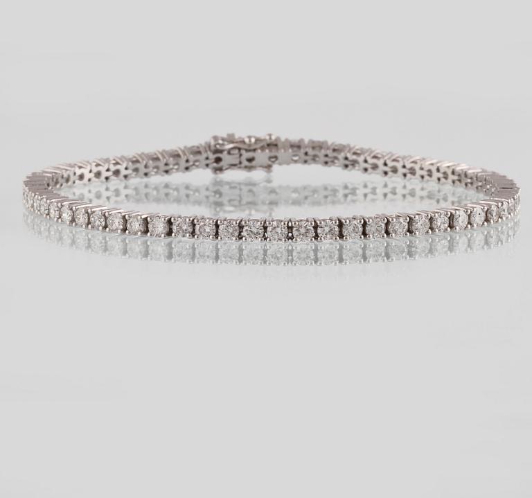 ARMBAND, 18K vitguld med briljantslipade diamanter ca 4.60 ct. Vikt 12,2 gram.
